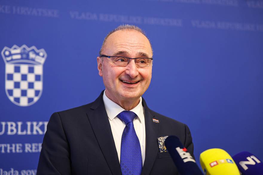 Gordan Grlić Radman dao je izjavu za medije nakon sastanka parlamentarne većine