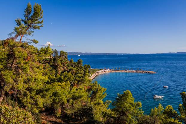 Split: Pogled na plažu Kašjuni podno Marjana