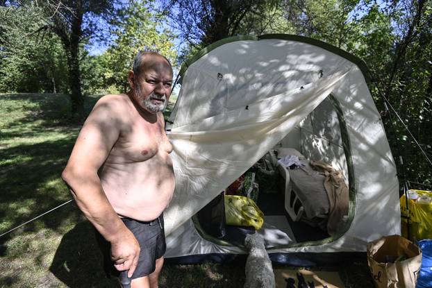 Zagreb:  Ivan  živi u šatoru na Bundeku sa svojim psom Barnyem