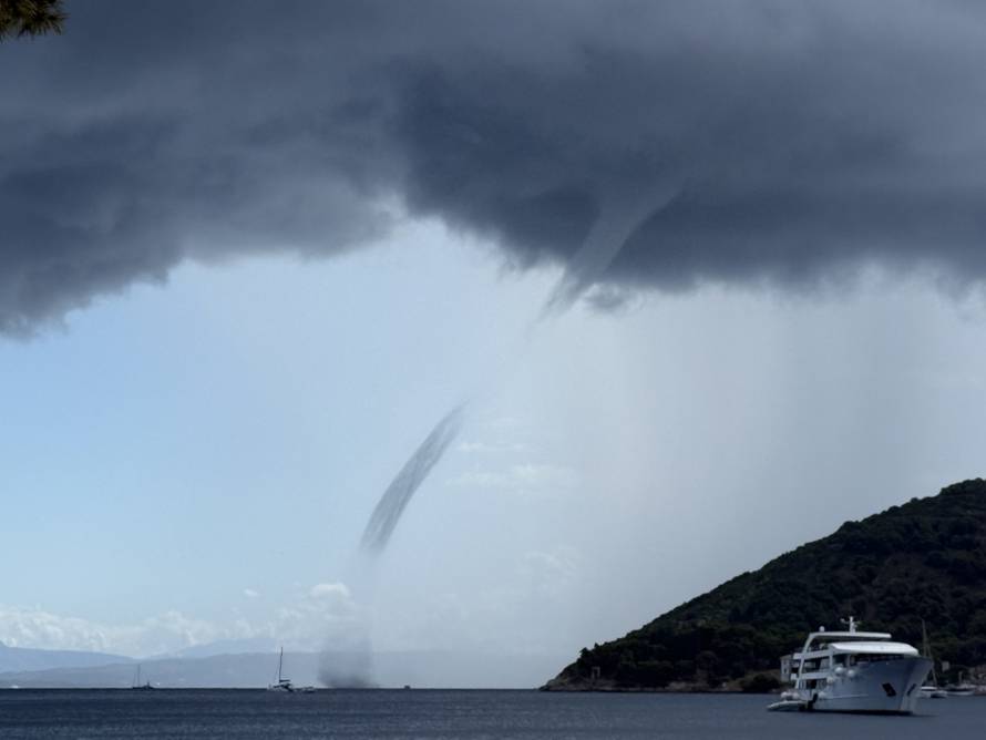 FOTO/VIDEO Pijavica iznenadila turiste na Visu: 'Izgledala je kao tornado, nismo baš bili mirni...'