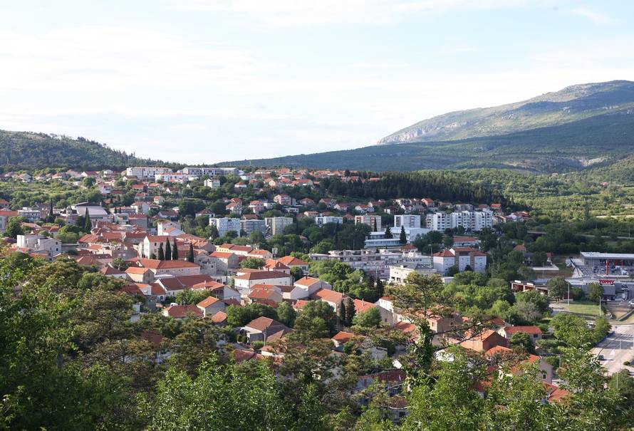 Drniš: Mirno okupljanje,prosvjed i molitva za ubijenog Luku Milovca