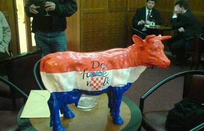 Dobili kravu s trobojnicom od EU Odbora za mlijeko