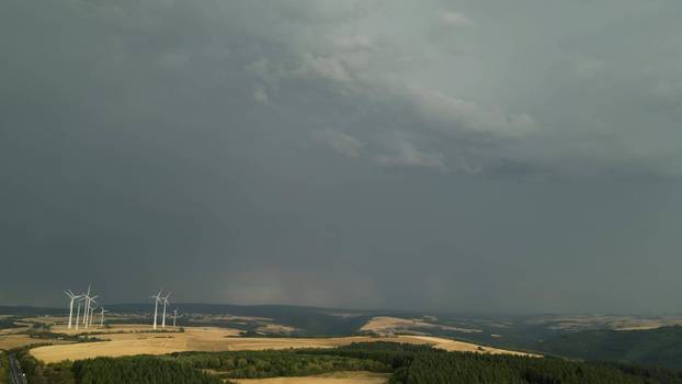 Eine heftige Unwetterfront beendete den extrem heißen Sommertag in Westdeutschland. Aus Frankreich und Luxenburg zogen a