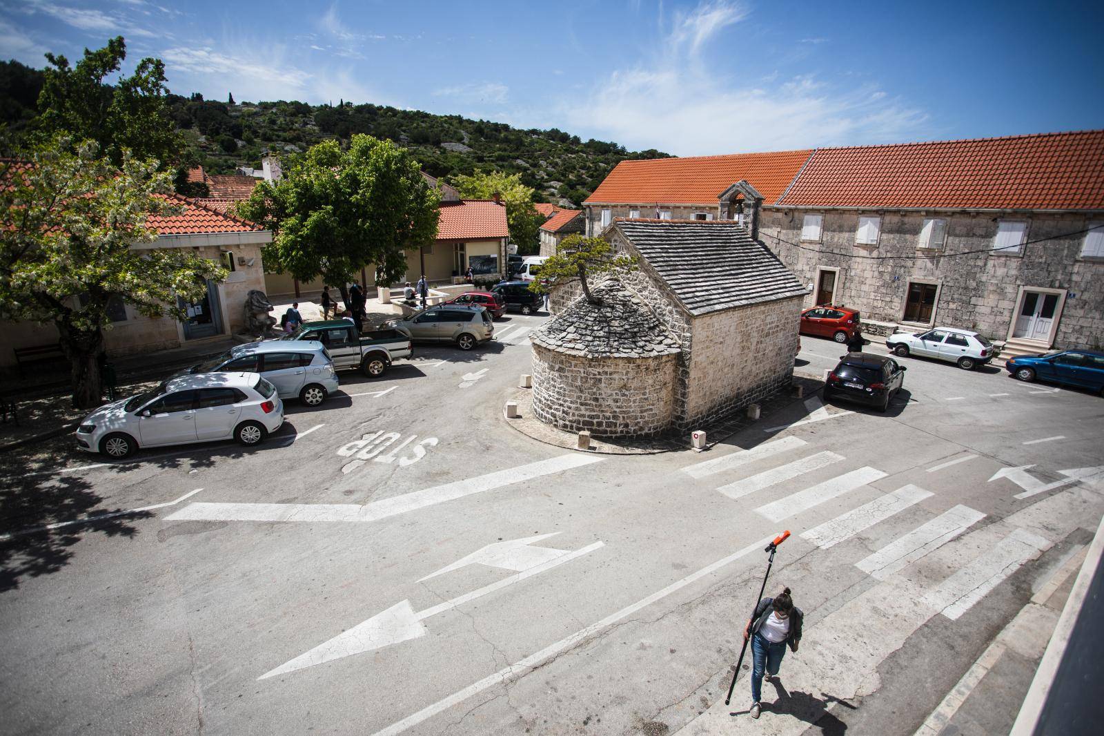 Stanovnici općine Nerežišća čekaju u redu na testiranje na COVID-19