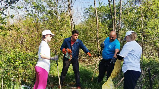 Varaždinci čistili obalu Drave: 'Velik broj ljudi je stiglo, žele pridonijeti očuvanju okoliša'