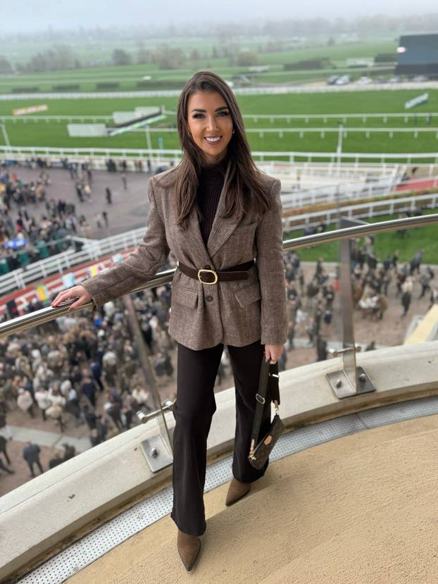 FOTO Zbog fatalne ljepotice je premierligaš dobio nove fanove