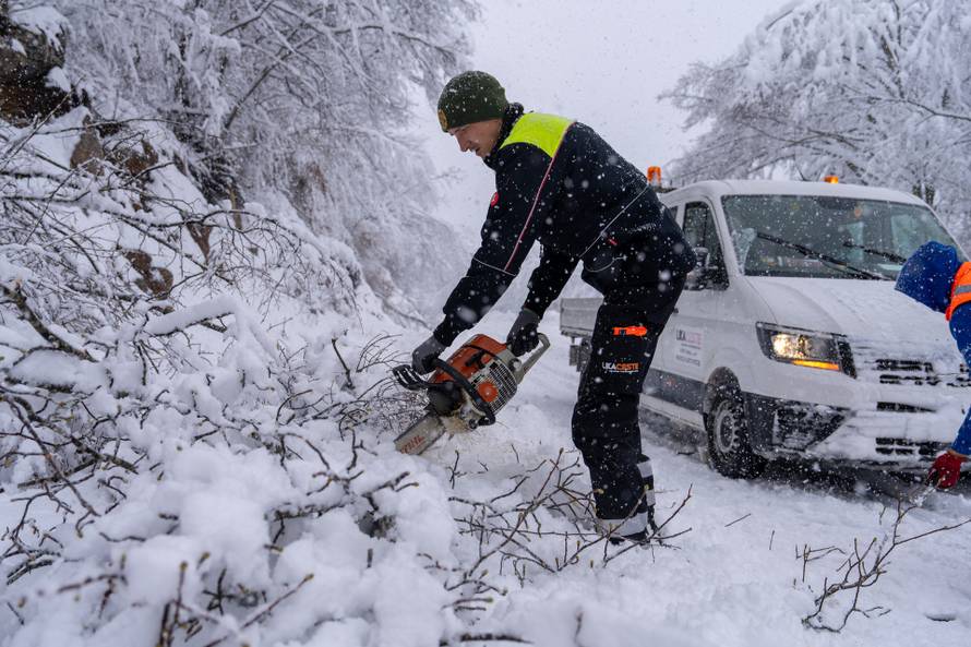 U Vrhovinama i Babinom Potoku palo je oko 50 do 80 cm snijega 
