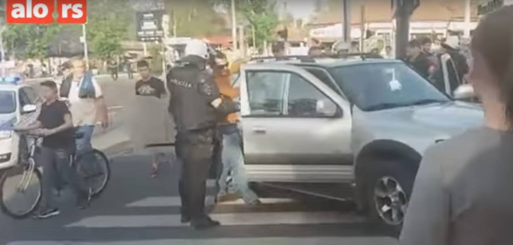 Auto šibenskih registracija u Beogradu probio kordon policije