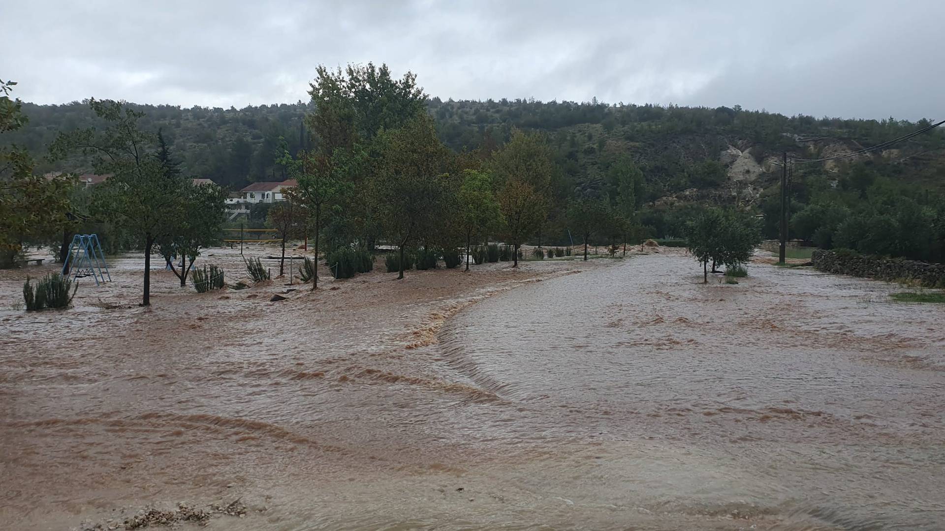 VIDEO Katastrofa kraj Obrovca: 'Umjesto ceste tu je sad rijeka...  plaže nema, kao da je izbrisana'