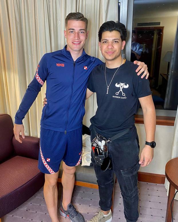 FOTO Tko je brijač 'vatrenih'? Uspio je nagovoriti Modrića na promjenu: 'Perišić? Boljelo me'