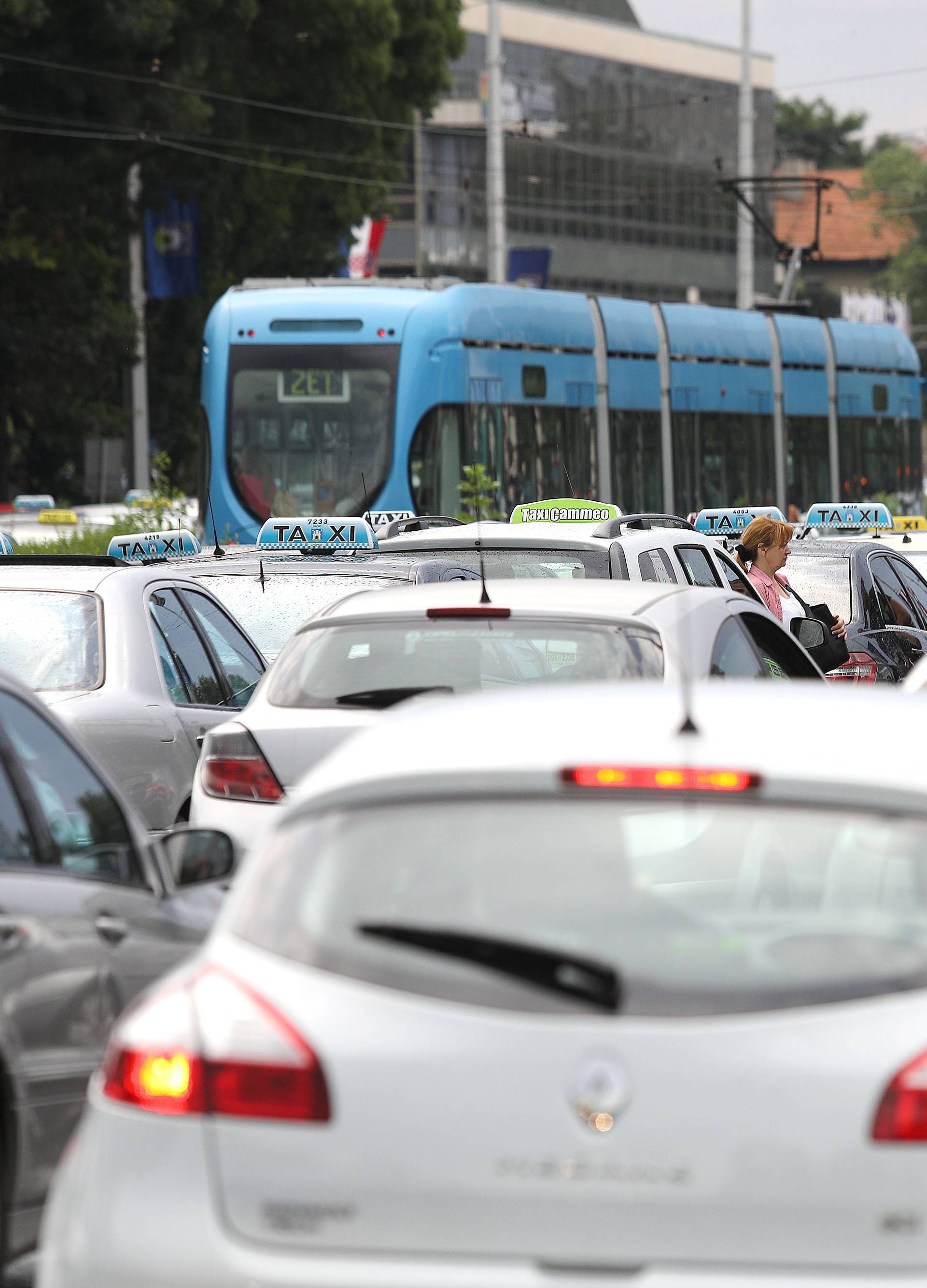 Prometni kaos u Zagrebu: Taksisti blokirali Vukovarsku