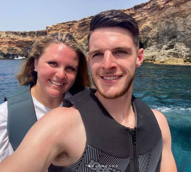 FOTO Fotkala se uz Arsenalovu zvijezdu, 'pobrkali' su je za njegovu djevojku: 'Odvratni ste'