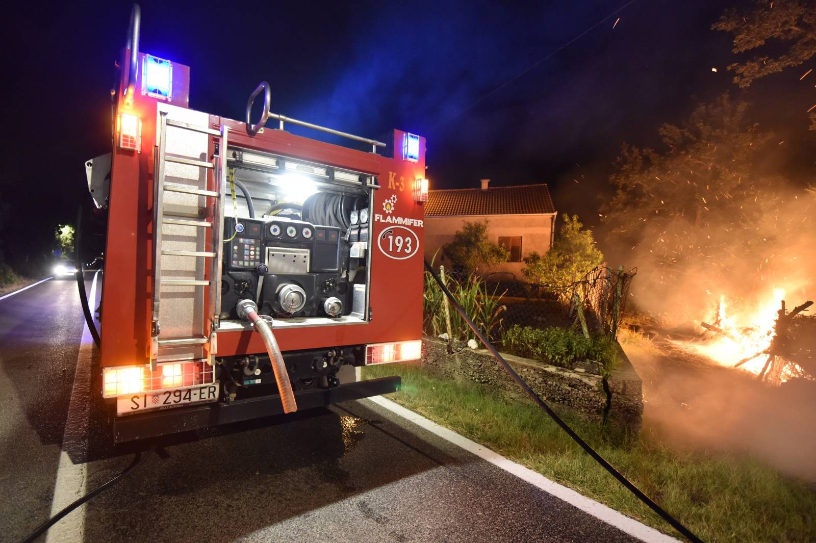 Požar u Uzdolju brzom intervencijom kninskih vatrogasaca stavljen pod kontrolu