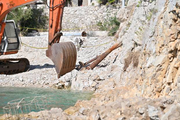 Nastavlja se rušenje bespravno izgrađenih objekata u uvali Vruja