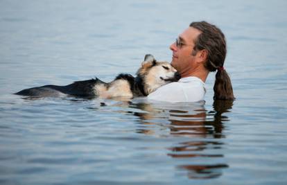 Svaki dan nosi svog bolesnog psa u jezero da bi ga uspavao
