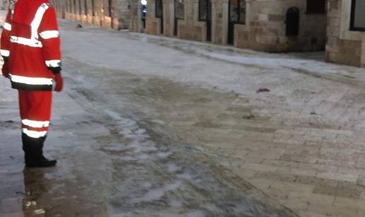 Zabijelio se Stradun: Ne to nije snijeg ve&cacute; je padala jaka tu&ccaron;a