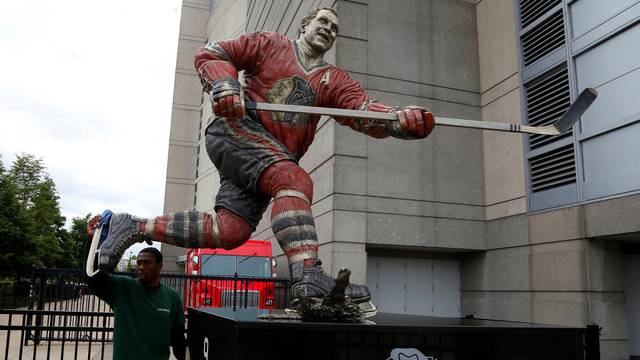 FILE PHOTO: Dontae Anderson cleans the Bobby Hull statue outside the United Center the site of Game 1 of their NHL Western Conference final hockey playoff  series in Chicago