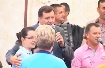 Premijer RS Dodik pjevao kao "predgrupa" Severini