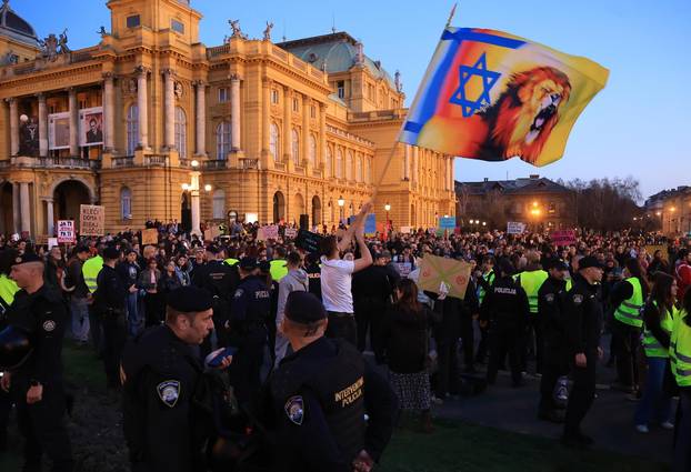 Zagreb: Održan jubilarni 10. Noćni marš za prava žena "Žene – kičma otpora"