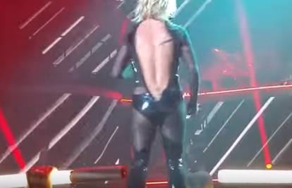 Urnebesno: Plesači trčali za Britney i popravljali joj kostim