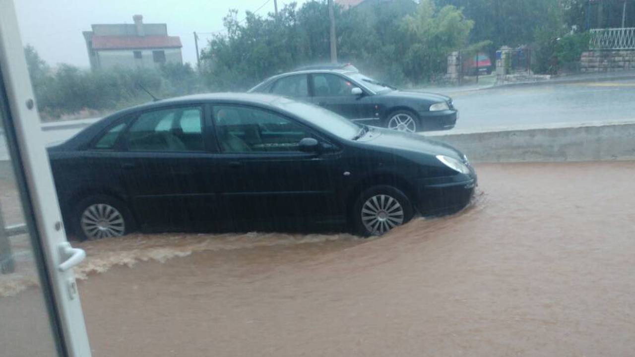 Opći potop u Zadru: Garaže su poplavljene, auti plivaju, kaos...