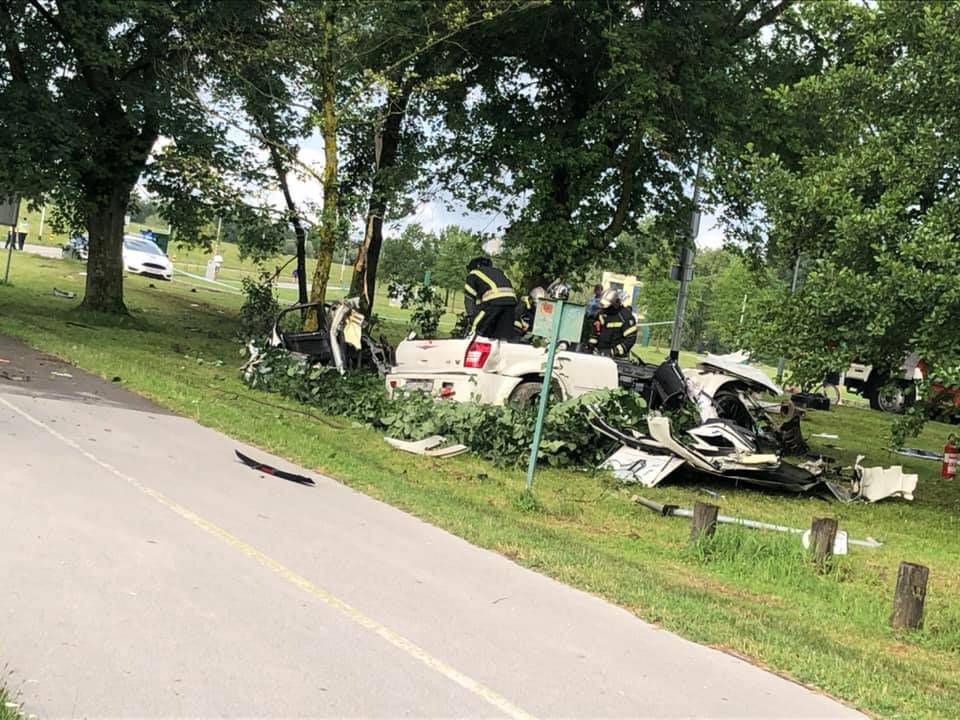 Stravična nesreća na Jarunu: Jedan mrtav u smrskanom autu