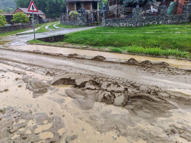 FOTO Ovo su posljedice oluje na sjeveru Hrvatske: Poplavljene ulice,  sve službe izašle na teren