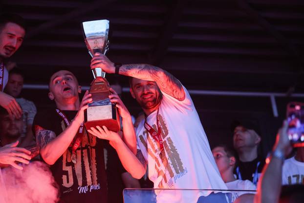 Igra&ccaron;i HNK Rijeka, prvaci Hrvatske, podigli su svoj pehar