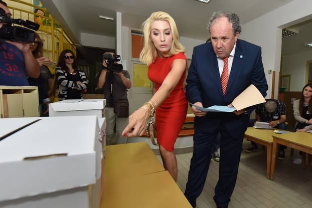 Split: Kandidat za gradona?elnika Željko Kerum ubacio glasa?ki listi? u krivu kutiju 