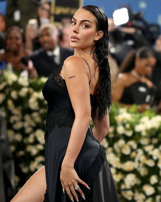 Prsten blistao, dekolte gorio: Ronaldova Georgina očarala na crvenom tepihu u Veneciji...