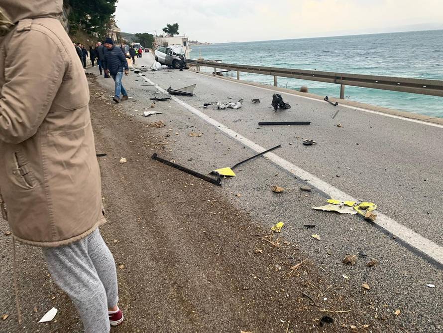 Sudar u Krilu Jesenice: Bus i auto smrskani, poginuo vozač