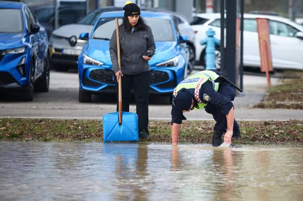 Zagreb: Poplava u Ukrajinskoj ulici zbog puknuća cijevi