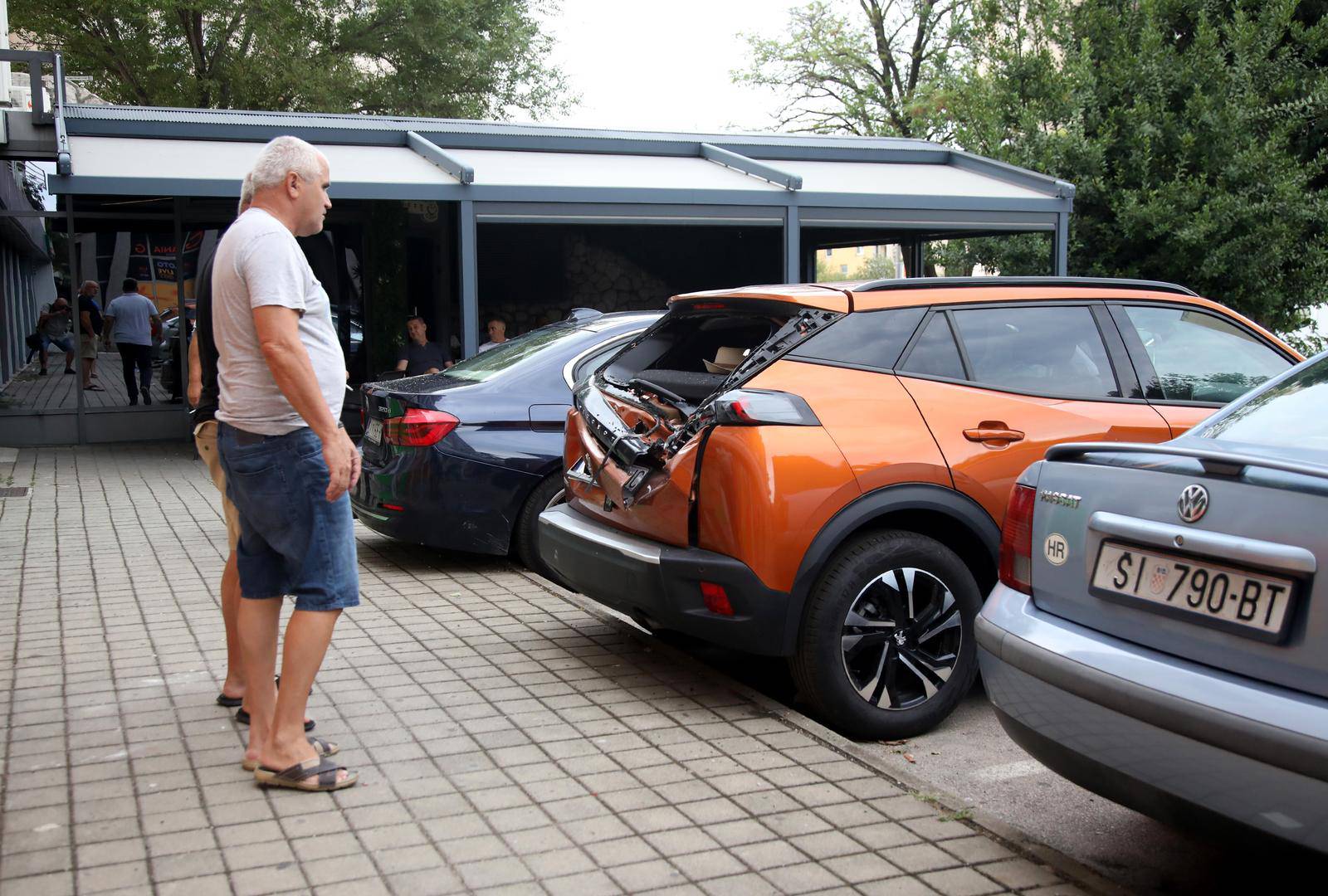 Šibenik: Dio fasade pao na automobil parkiran na Baldekinu