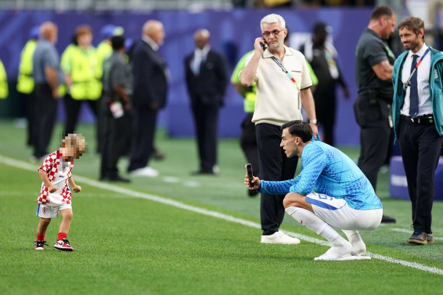 Dirljive scene nakon pobjede: 'Vatreni' as ljubio sina, Modrić čestitao, Luka Sučić sa sestrama