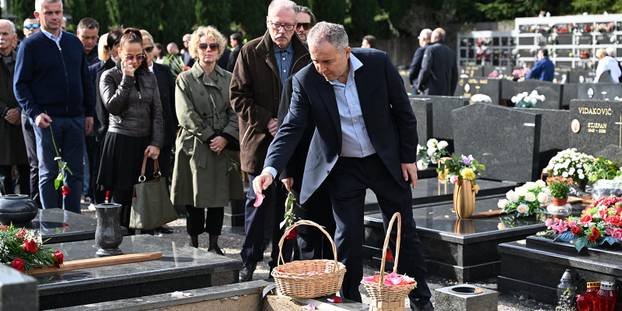 FOTO Armada je uz bakljadu ispratila dopredsjednika Rijeke Deana Šćulca na vječni počinak