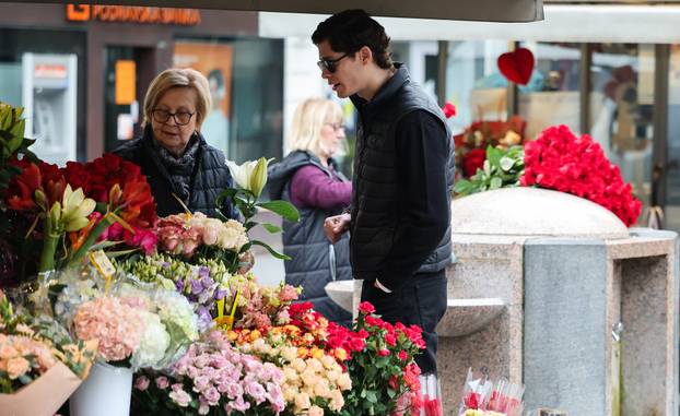 Zagreb: Na Valentinovo muškarci kupuju cvijeće za svoje partnerice kao znak ljubavi