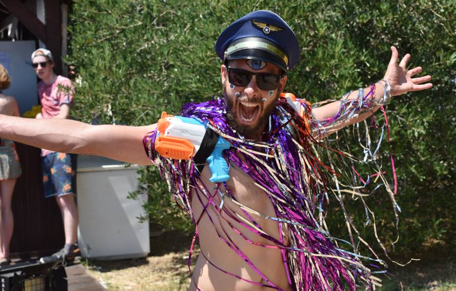 Tulum u Tisnom: Partijanerice pokazale seksi tijela na plaži