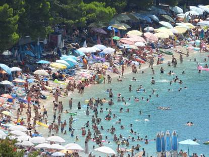 Krcata plaža u Baškoj Vodi, ogromna kolona do Makarske