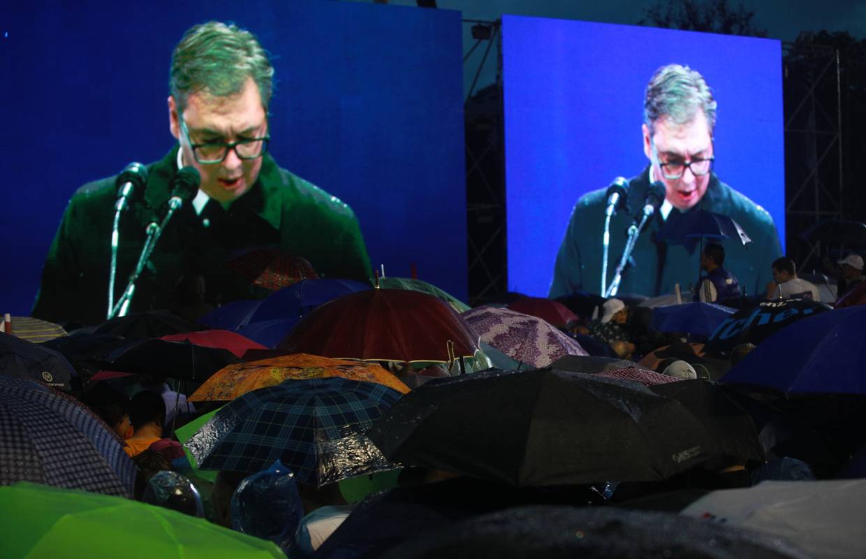 Vučić dao ostavku u SNS-u, kiša lijevala k'o iz kabla: 'Tu sam jer me strah da ne izgubim posao'
