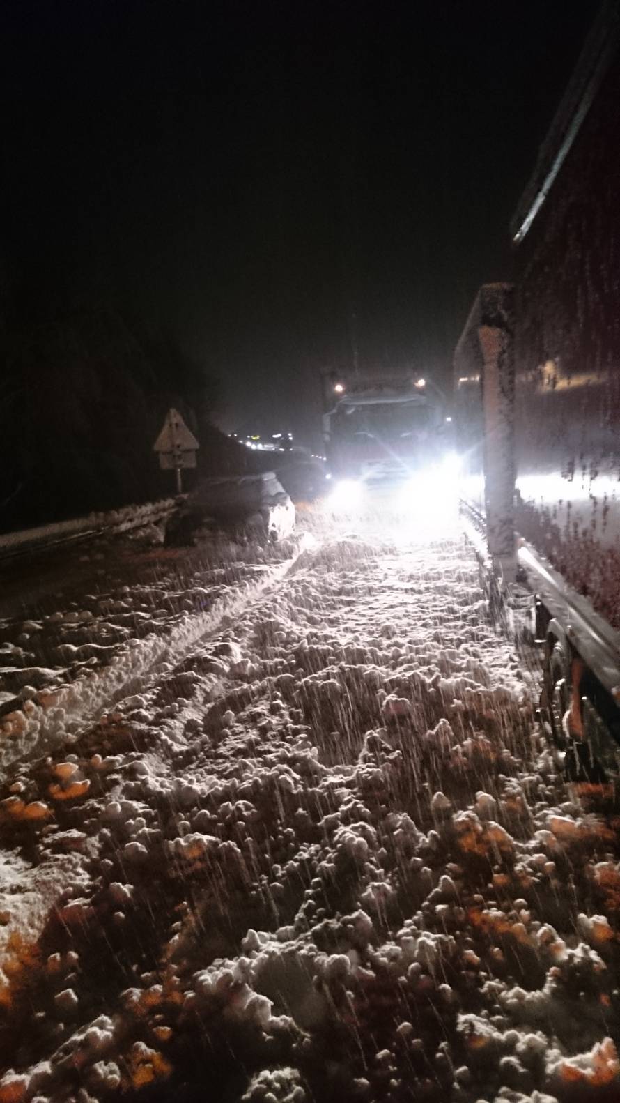 Snježni kaos: Neumorni vozači pomagali jedni drugima na putu