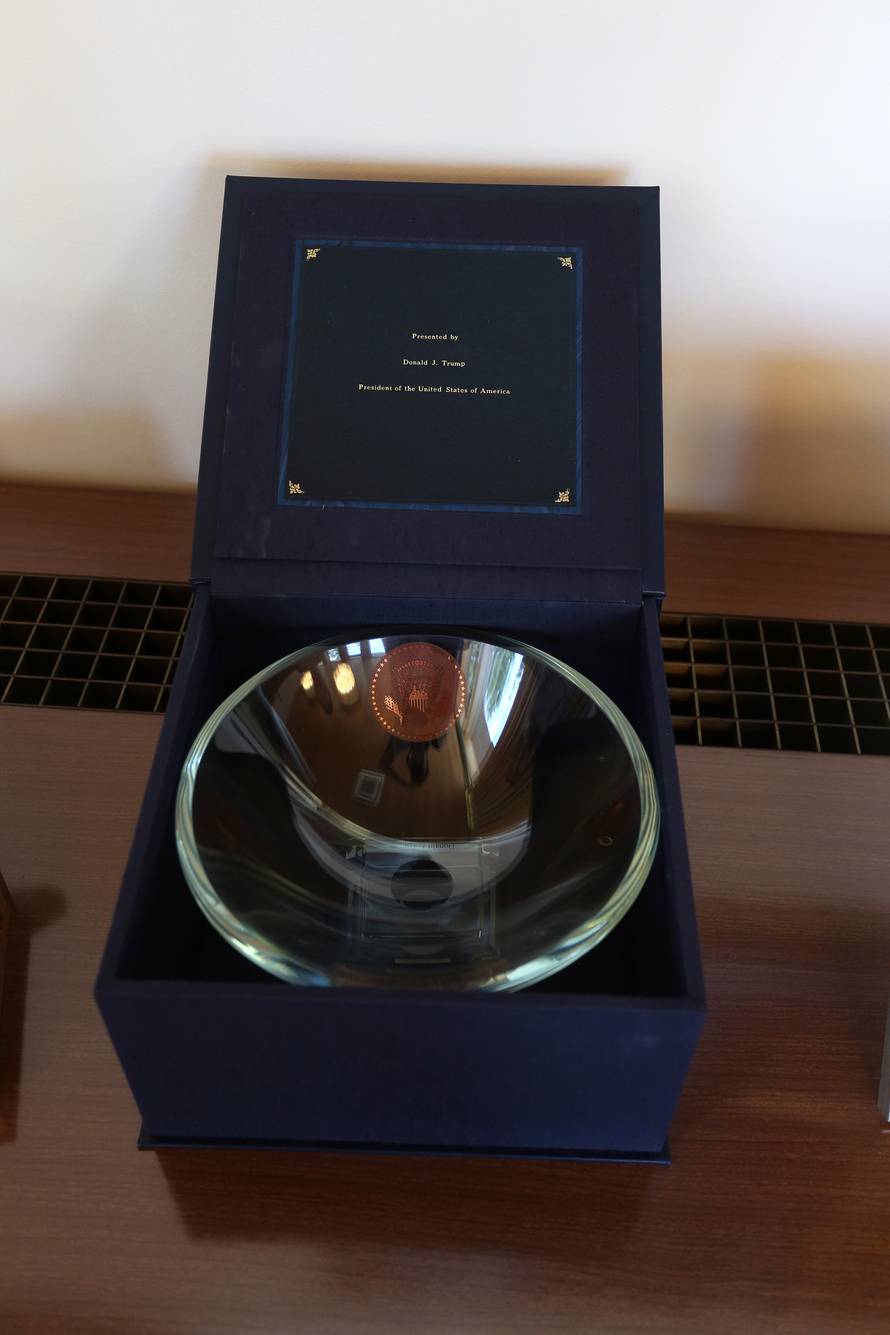 Kolindine zlatne krune: Dobila je i Putinove raskošne rupce...