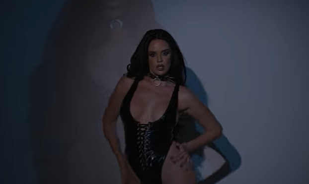 FOTO Ups! Knoll u problemima. Popustile su trake koje su joj držale grudi. Sve joj se vidi