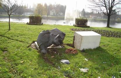 Pijan u Vinkovcima srušio spomenik Josipu Kozarcu