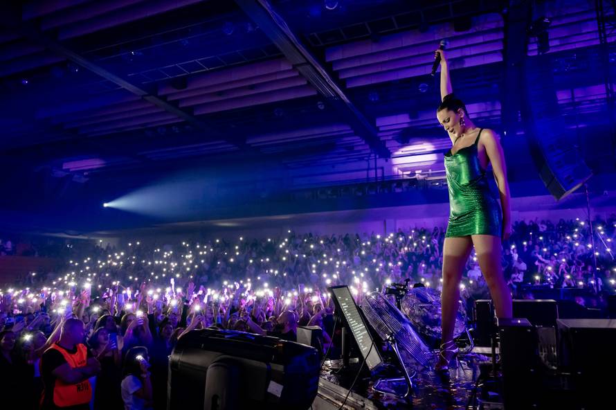 Znaš li tko sam? Srednju školu nije ni završila, ali zato Arene diljem regije puni kao od šale