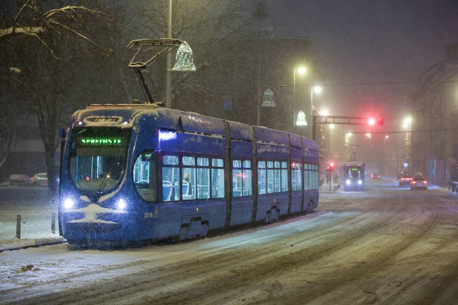 Zagreb: Brenerom odmrzavali tračnice ne bi li uspostavili tramvajski promet