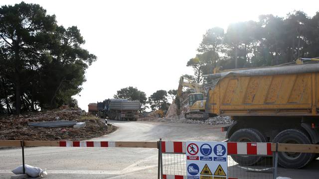 Bagerom prešao preko zaostale mine: Oštećeno je šest auta...