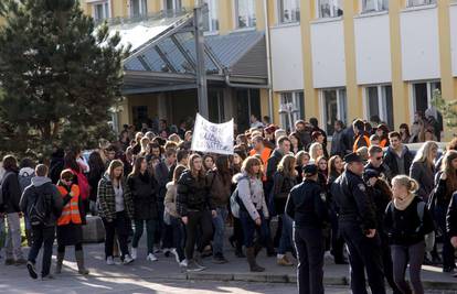 Prosvjed u Čakovcu: Marširali zbog smjene ravnateljice škole