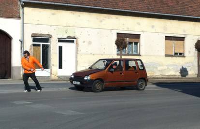 Muškarac vukao Daewoo Tico užetom kroz centar Vinkovaca