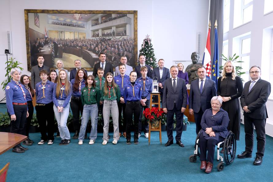 Zagreb: Betlehemsko svjetlo mira stiglo u Sabor 