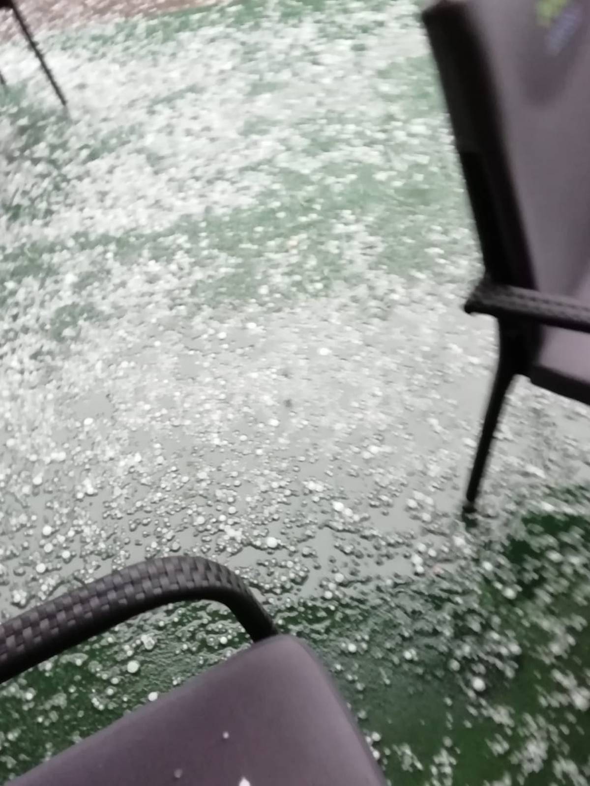 Jaka tuča pogodila je Dubravu: Led razbijao stakla na autima